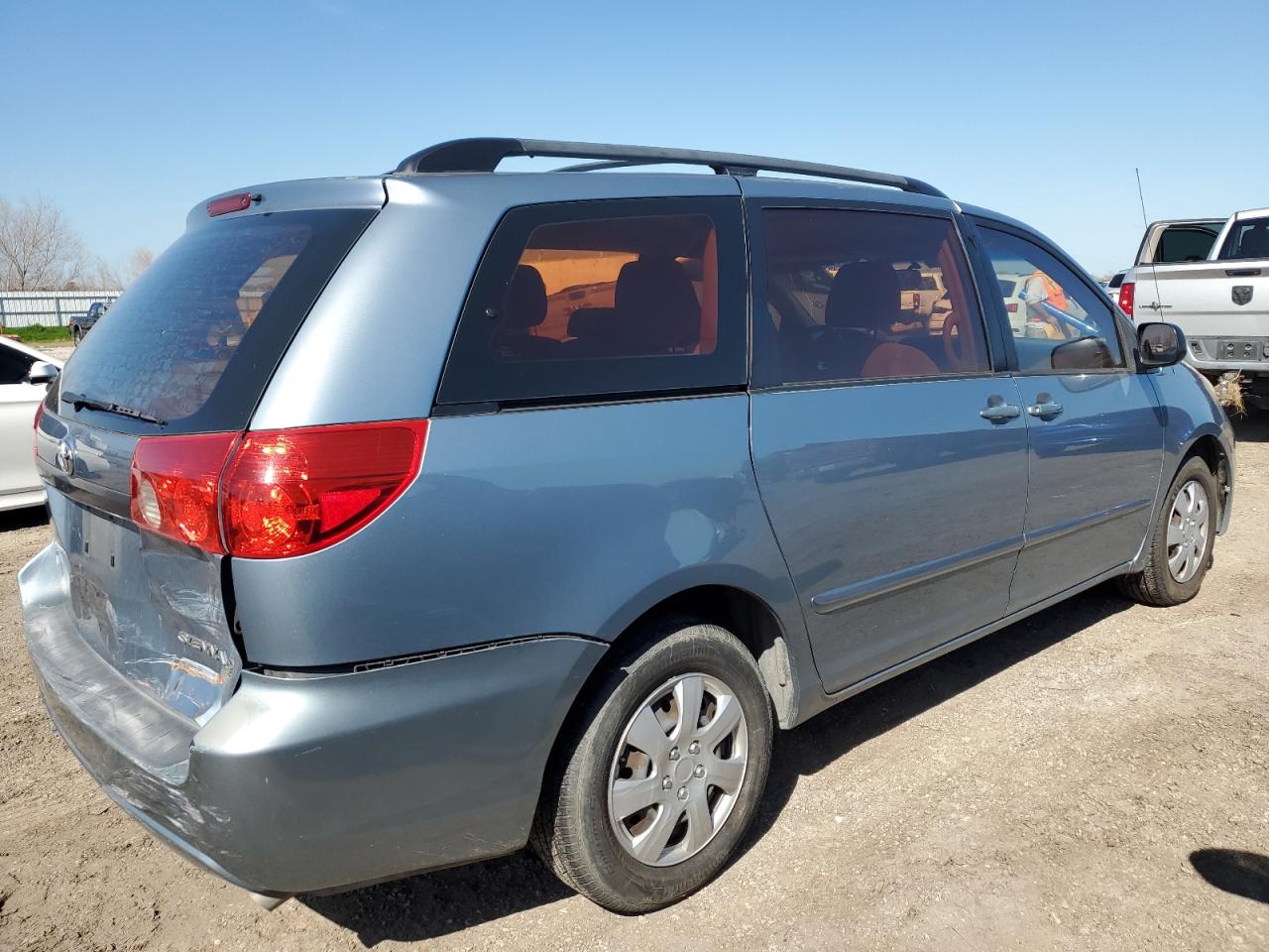 2010 Toyota Sienna - Image 3
