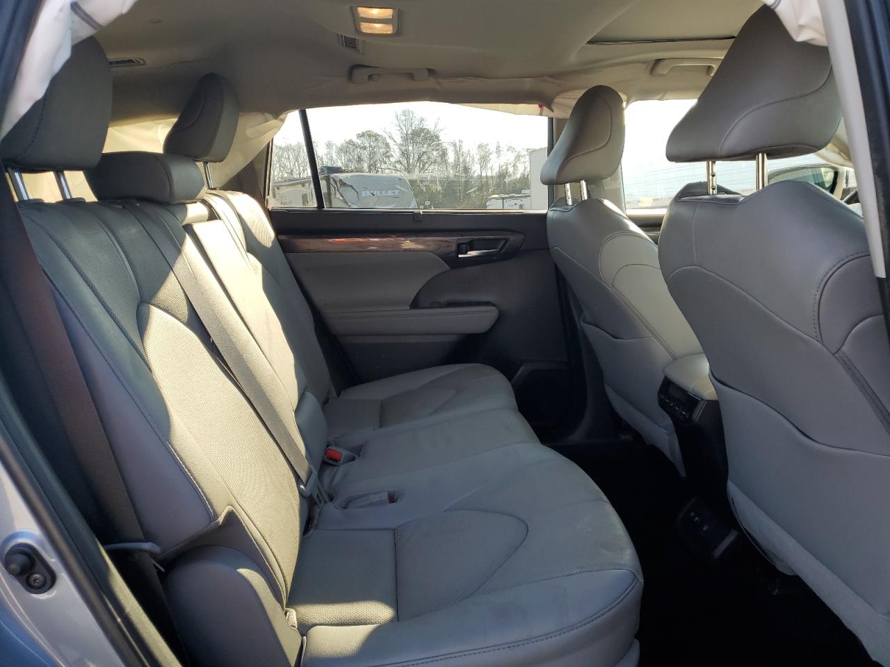 2020 Toyota Highlander - Image 11