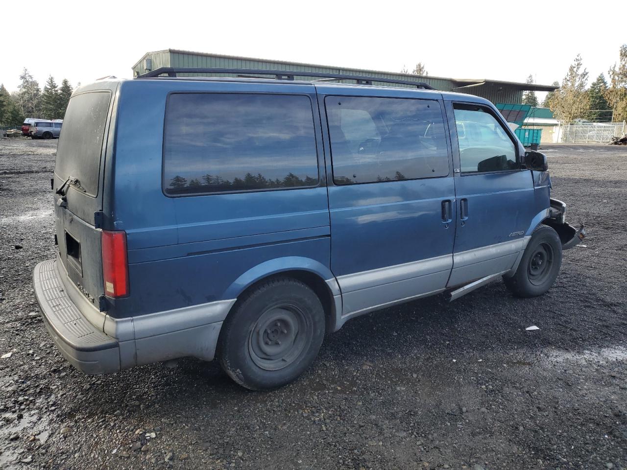 1998 Chevrolet Astro - Image 3