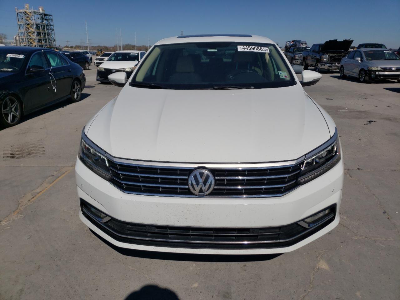 2018 Volkswagen Passat - Image 5
