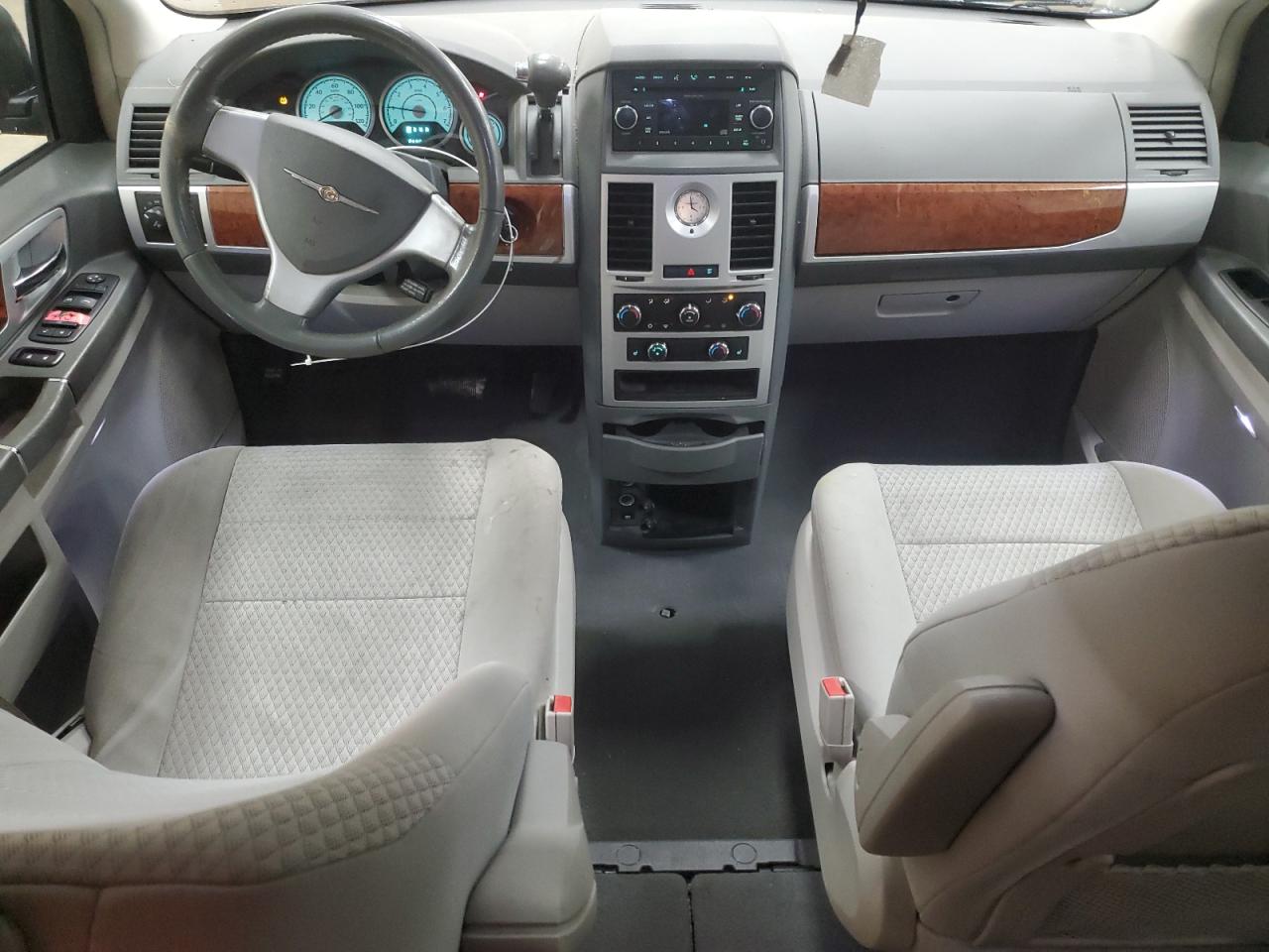 2009 Chrysler Town & Country - Image 8