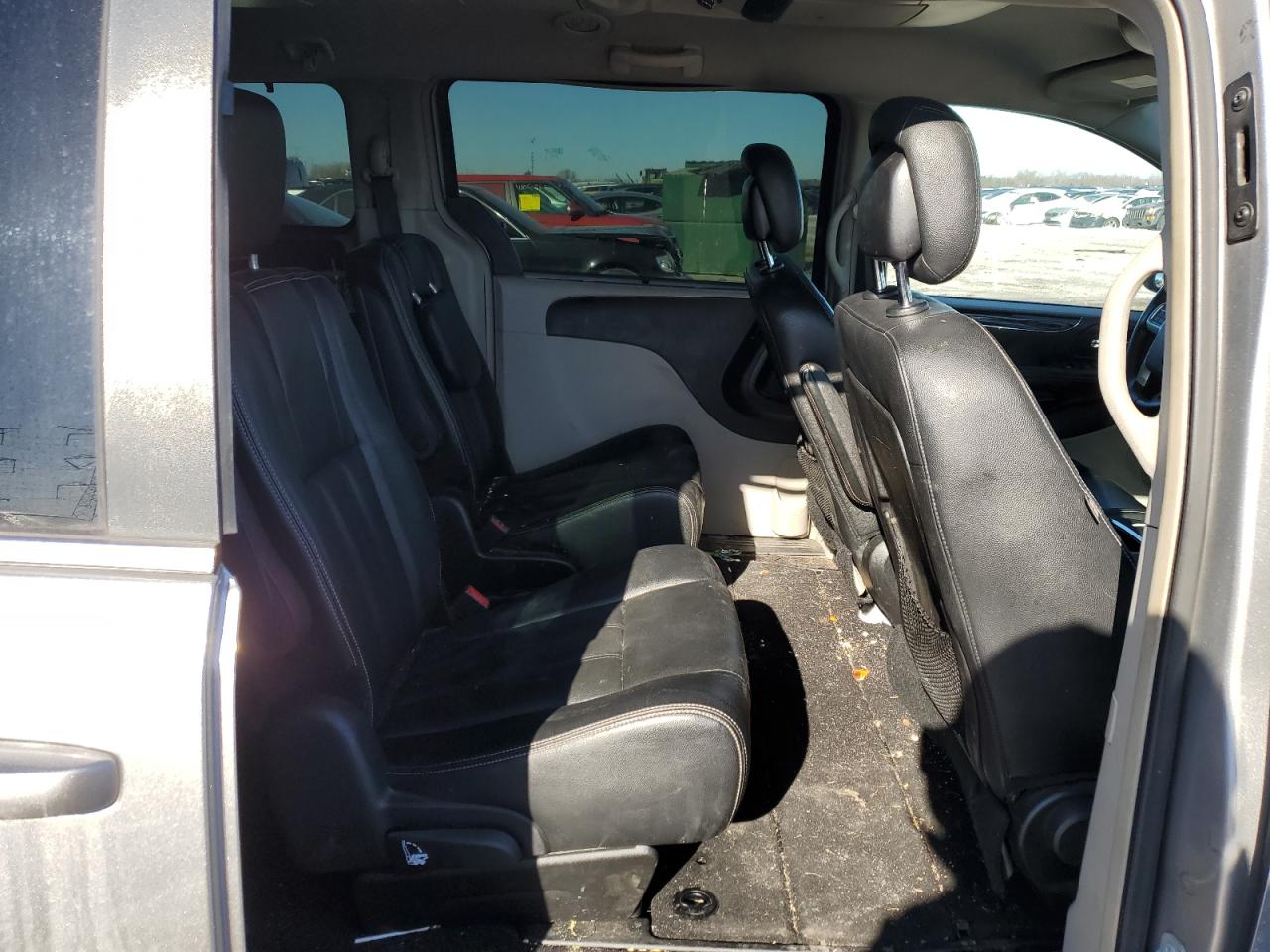 2015 Chrysler Town & Country - Image 10