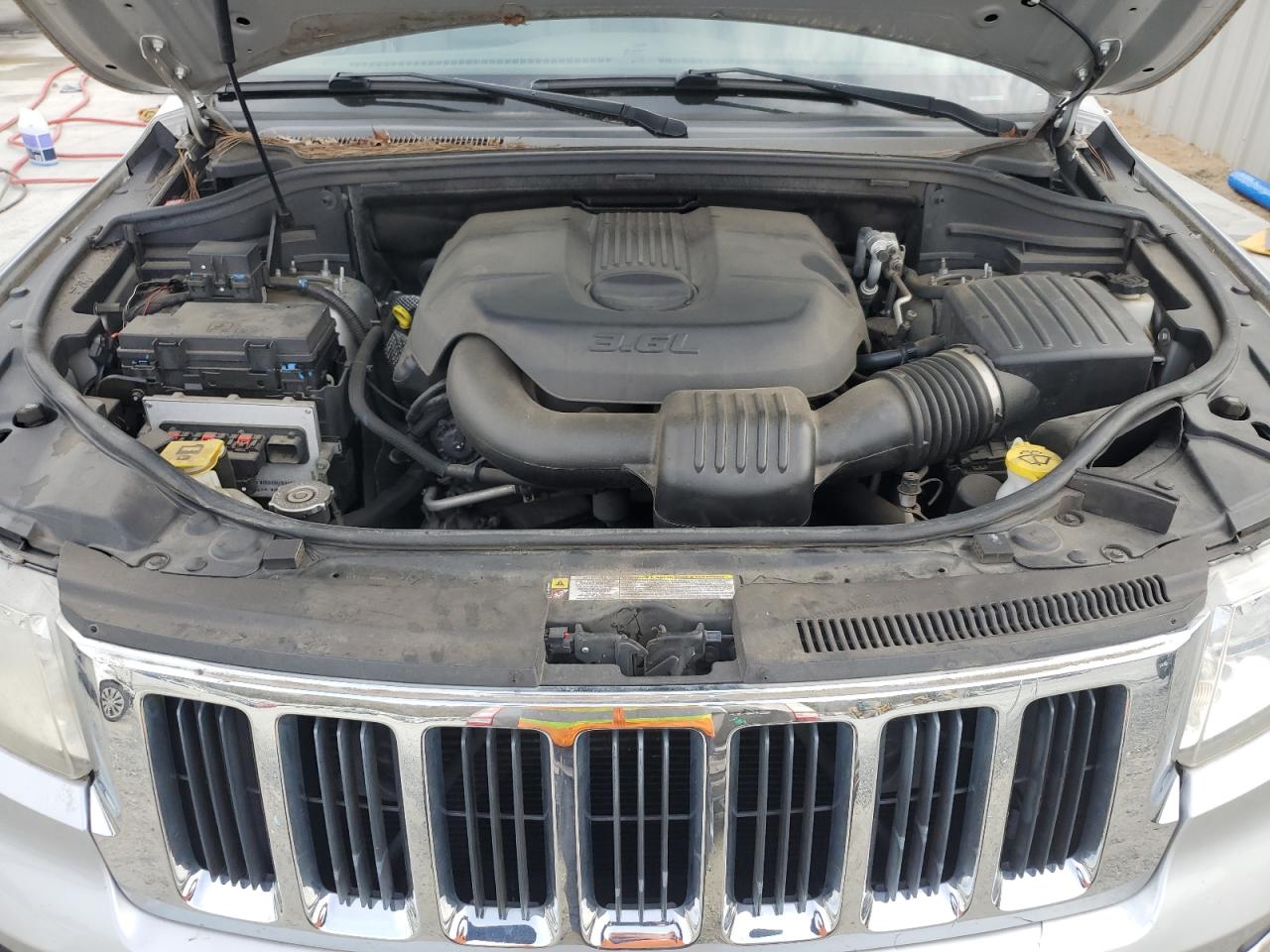 2011 Jeep Grand Cherokee - Image 12