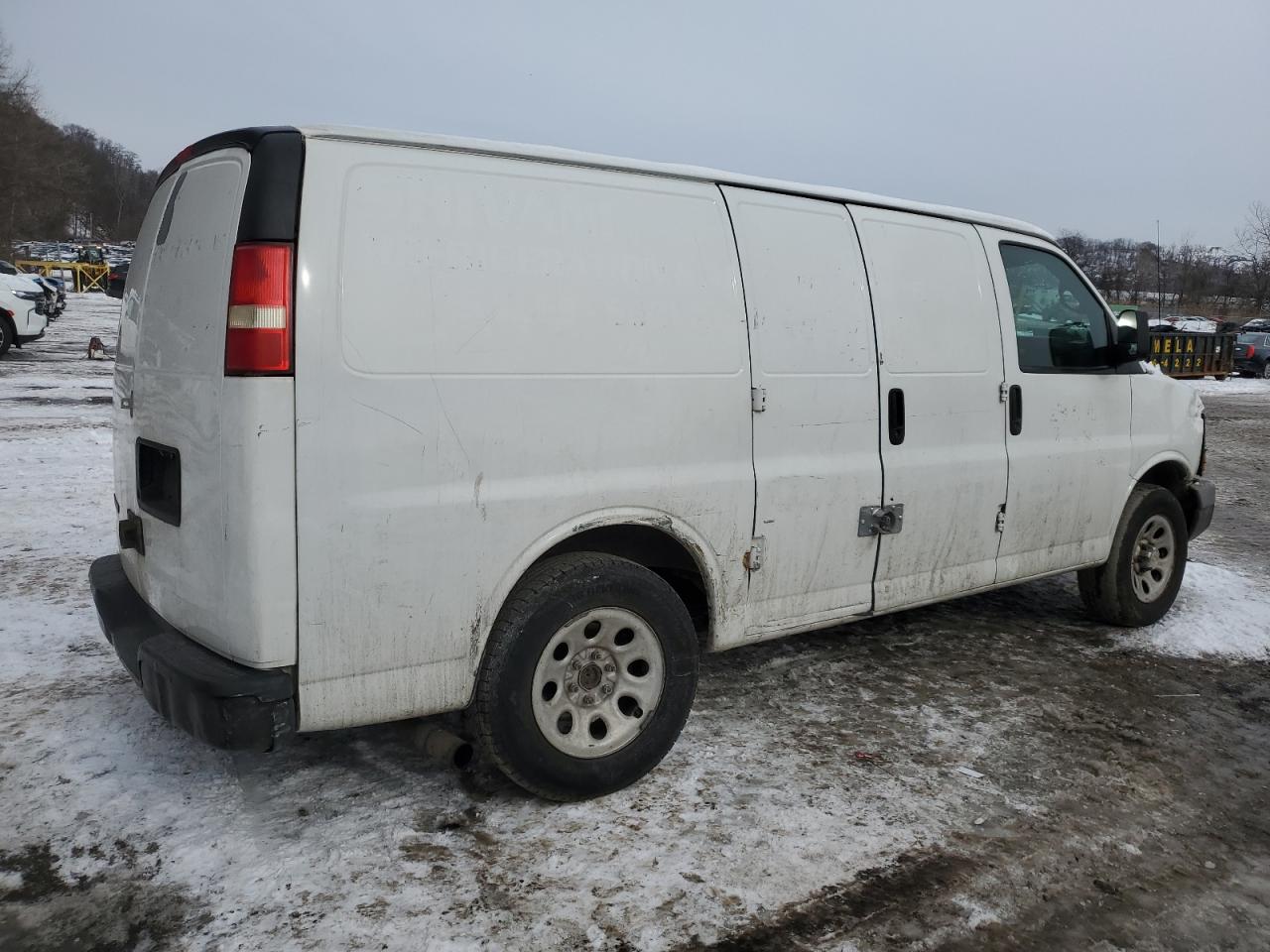 2010 Chevrolet Express - Image 3