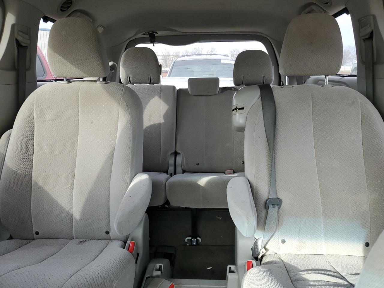 2013 Toyota Sienna - Image 10