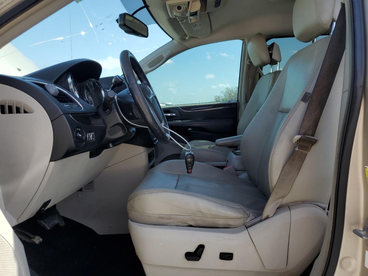 2013 Chrysler Town & Country - Image 7