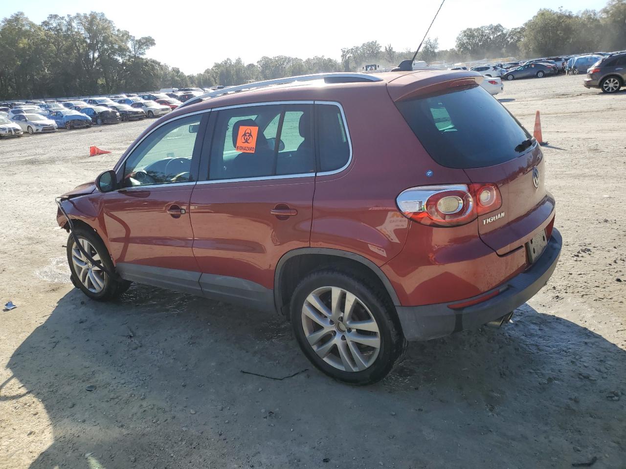 2010 Volkswagen Tiguan - Image 2