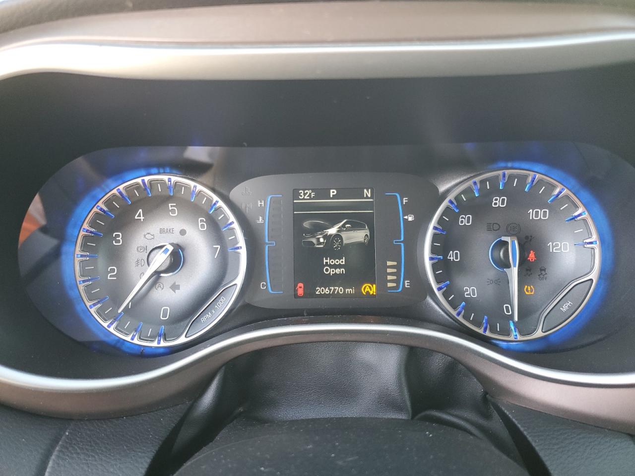2017 Chrysler Pacifica - Image 9