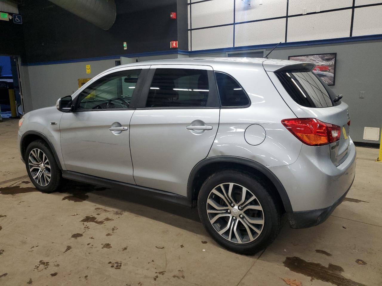 2016 Mitsubishi Outlander - Image 2