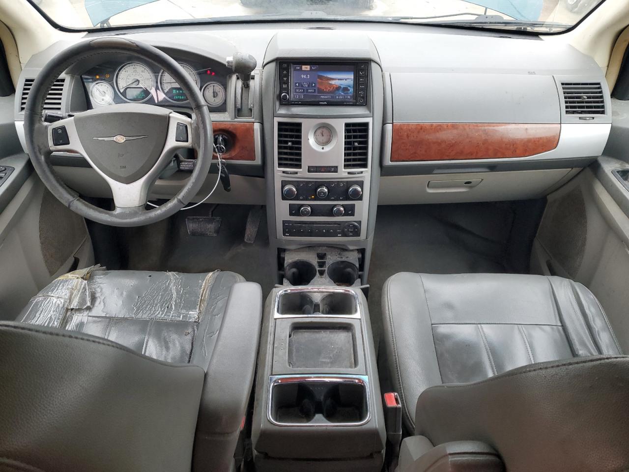 2009 Chrysler Town & Country - Image 8