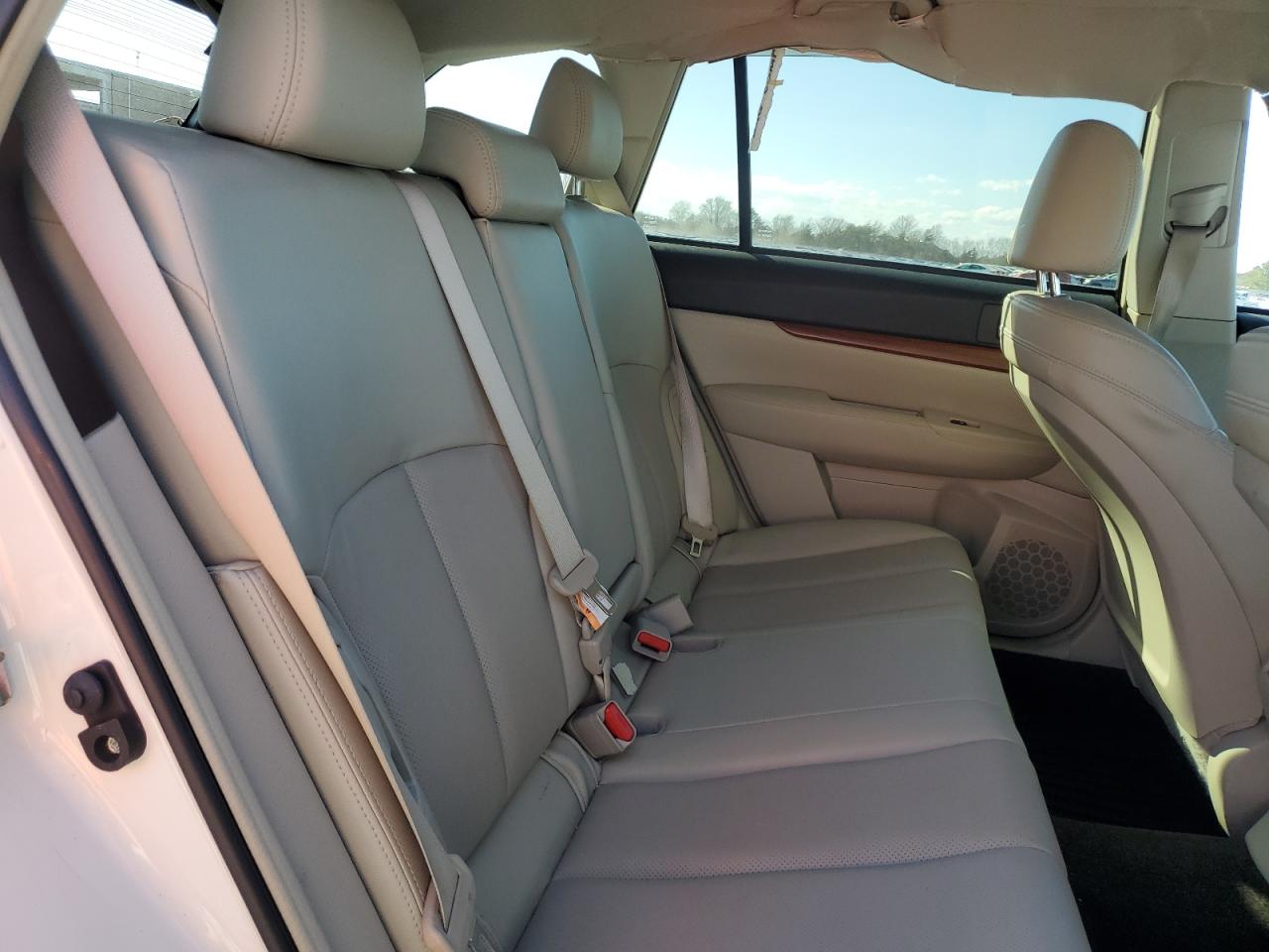 2014 Subaru Outback - Image 10