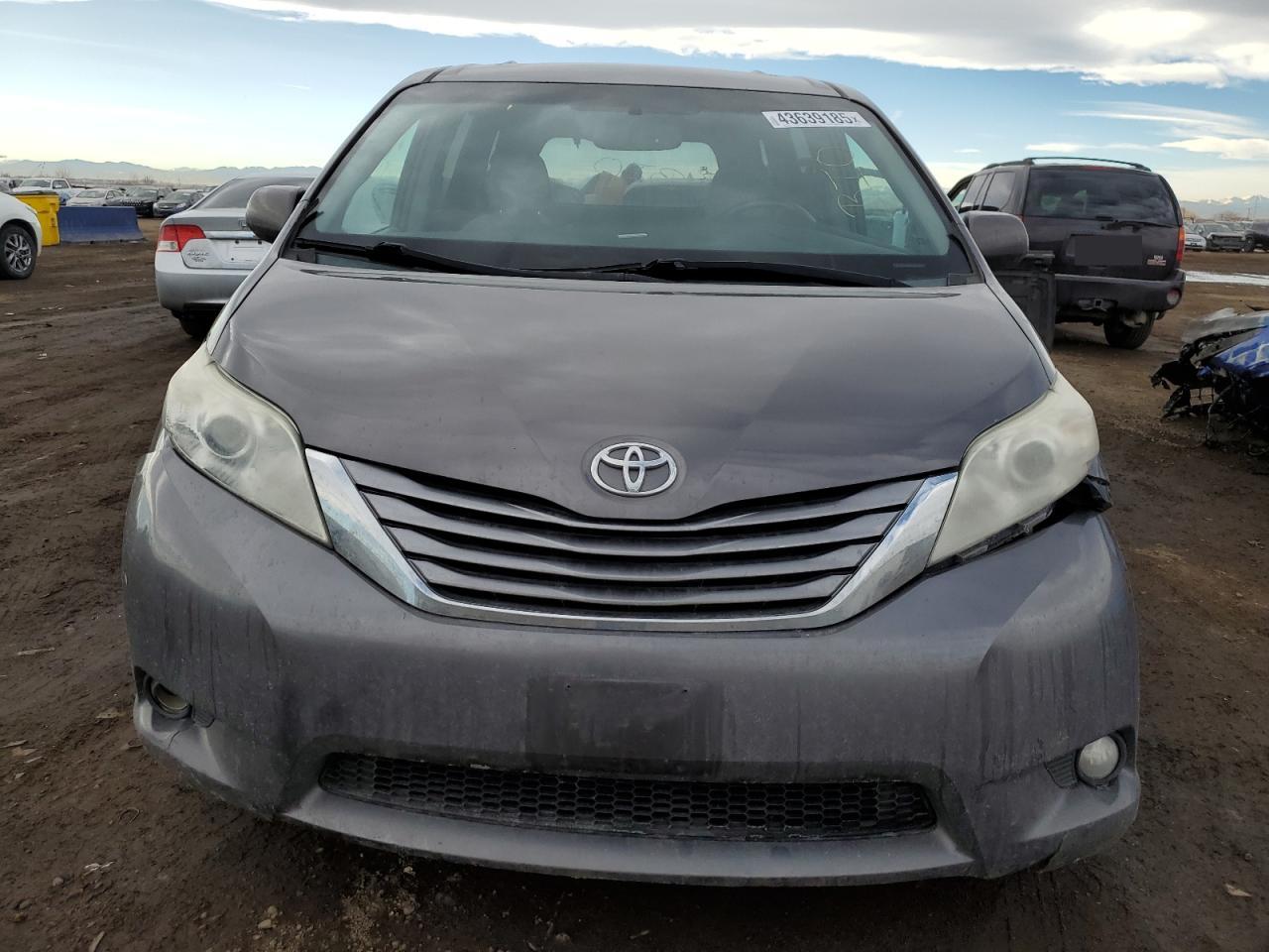 2015 Toyota Sienna - Image 5