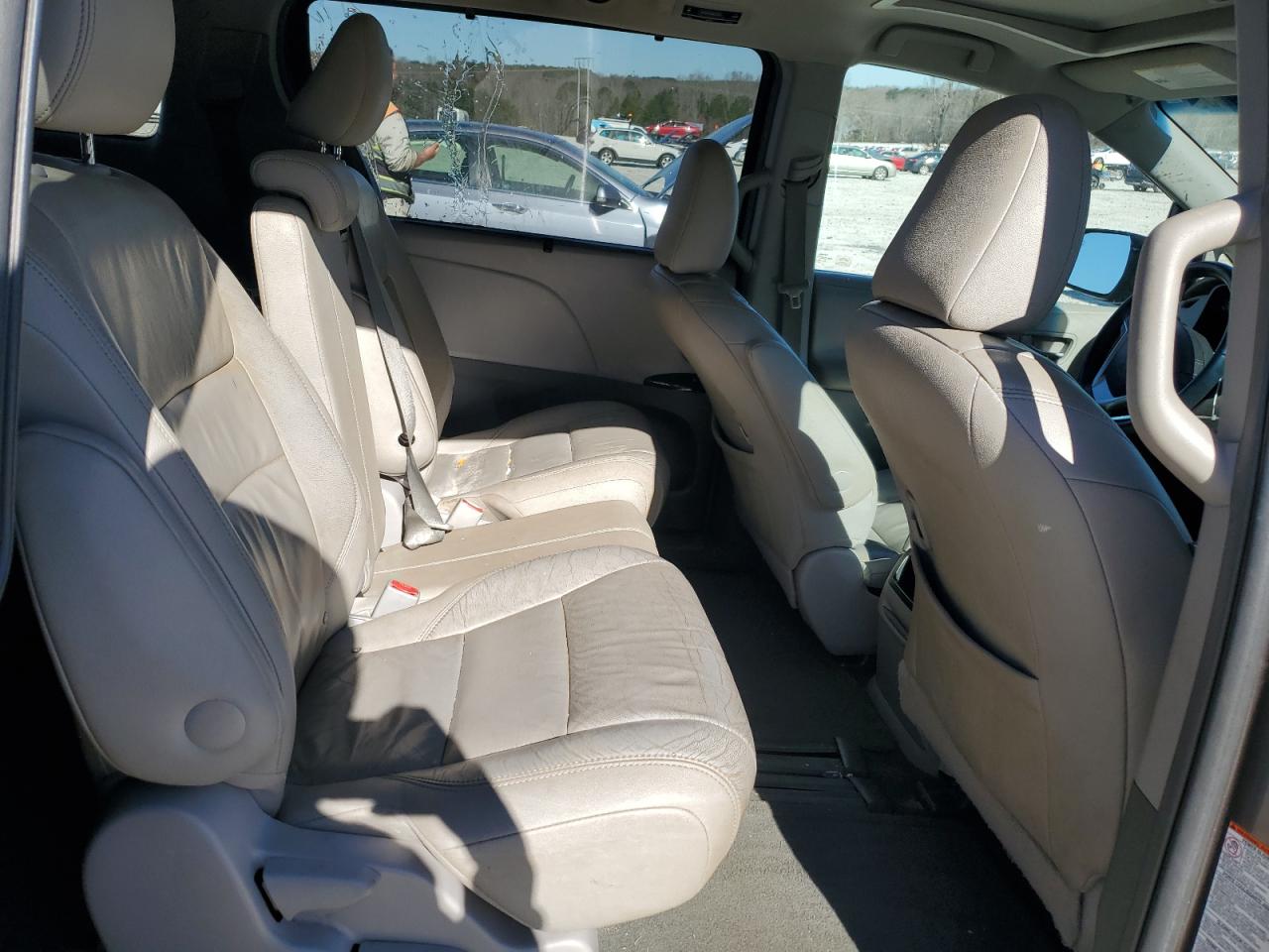 2015 Toyota Sienna - Image 11