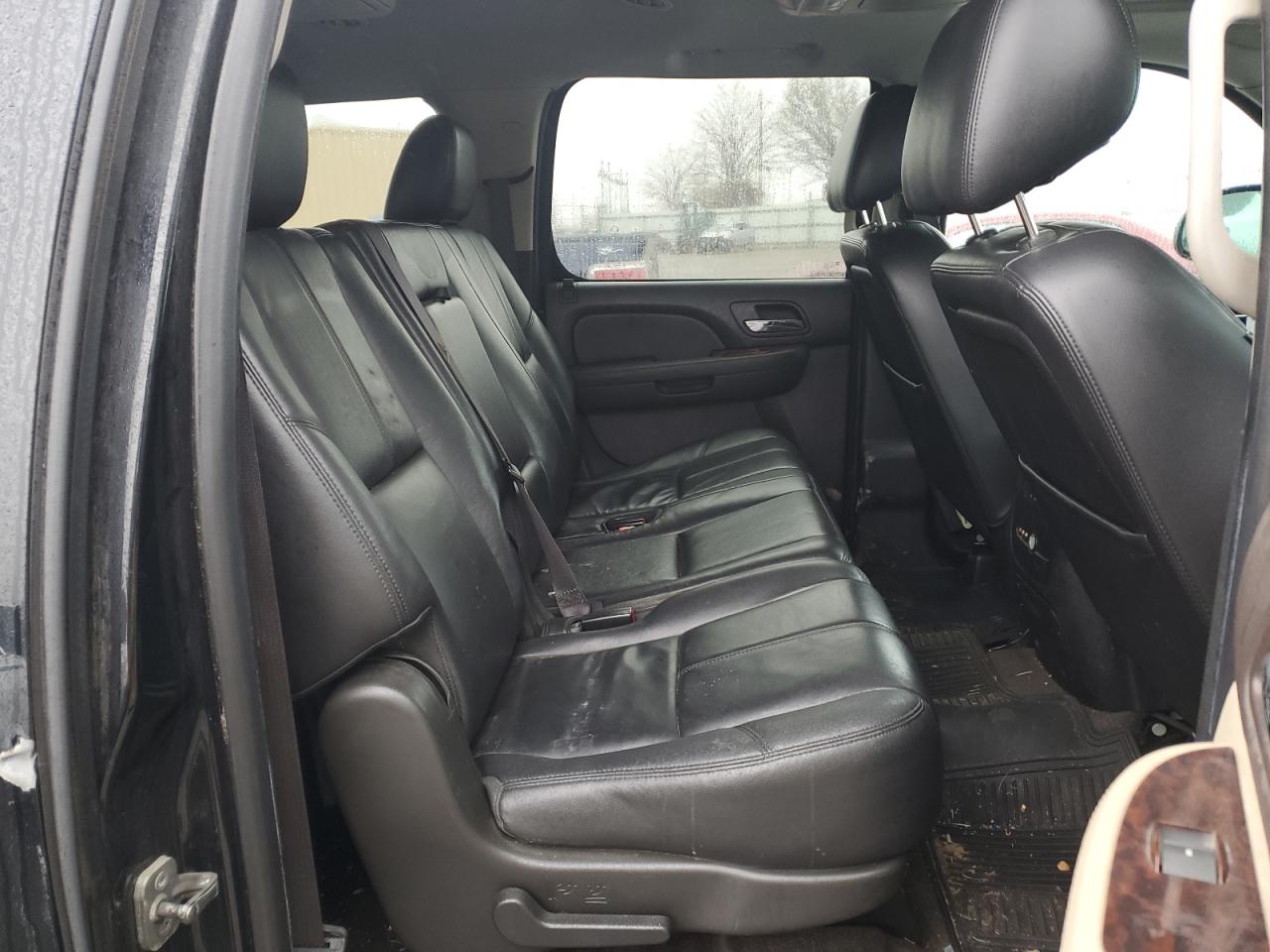 2014 Chevrolet Suburban - Image 11