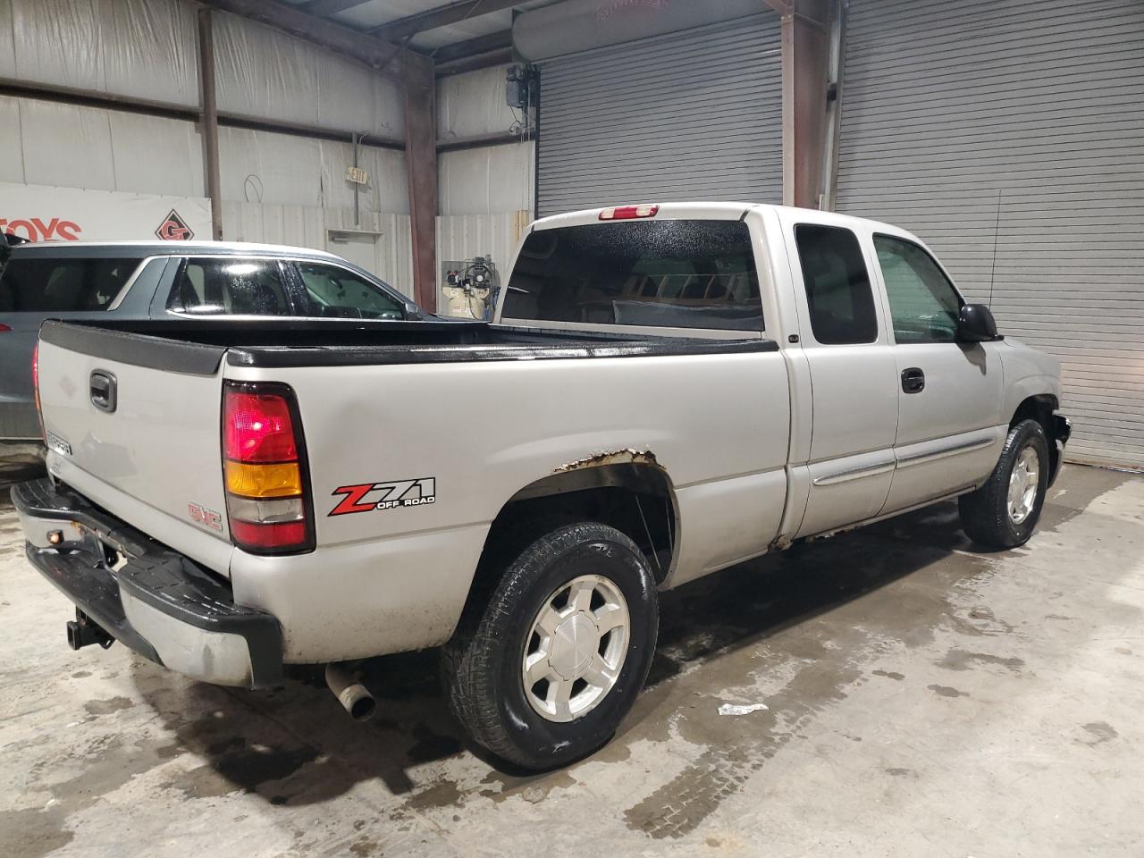 2004 GMC Sierra - Image 3