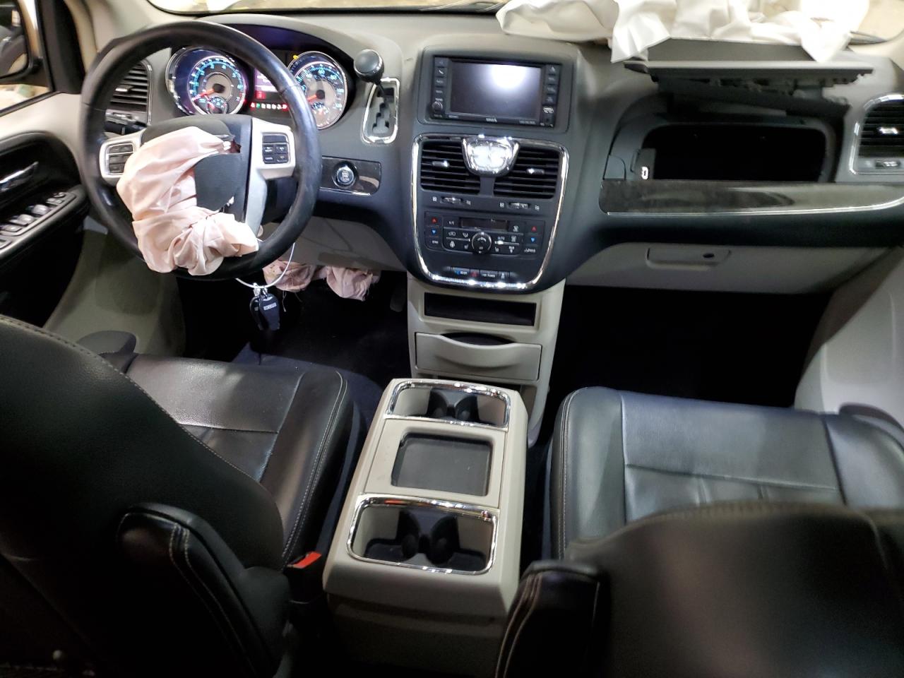 2015 Chrysler Town & Country - Image 8