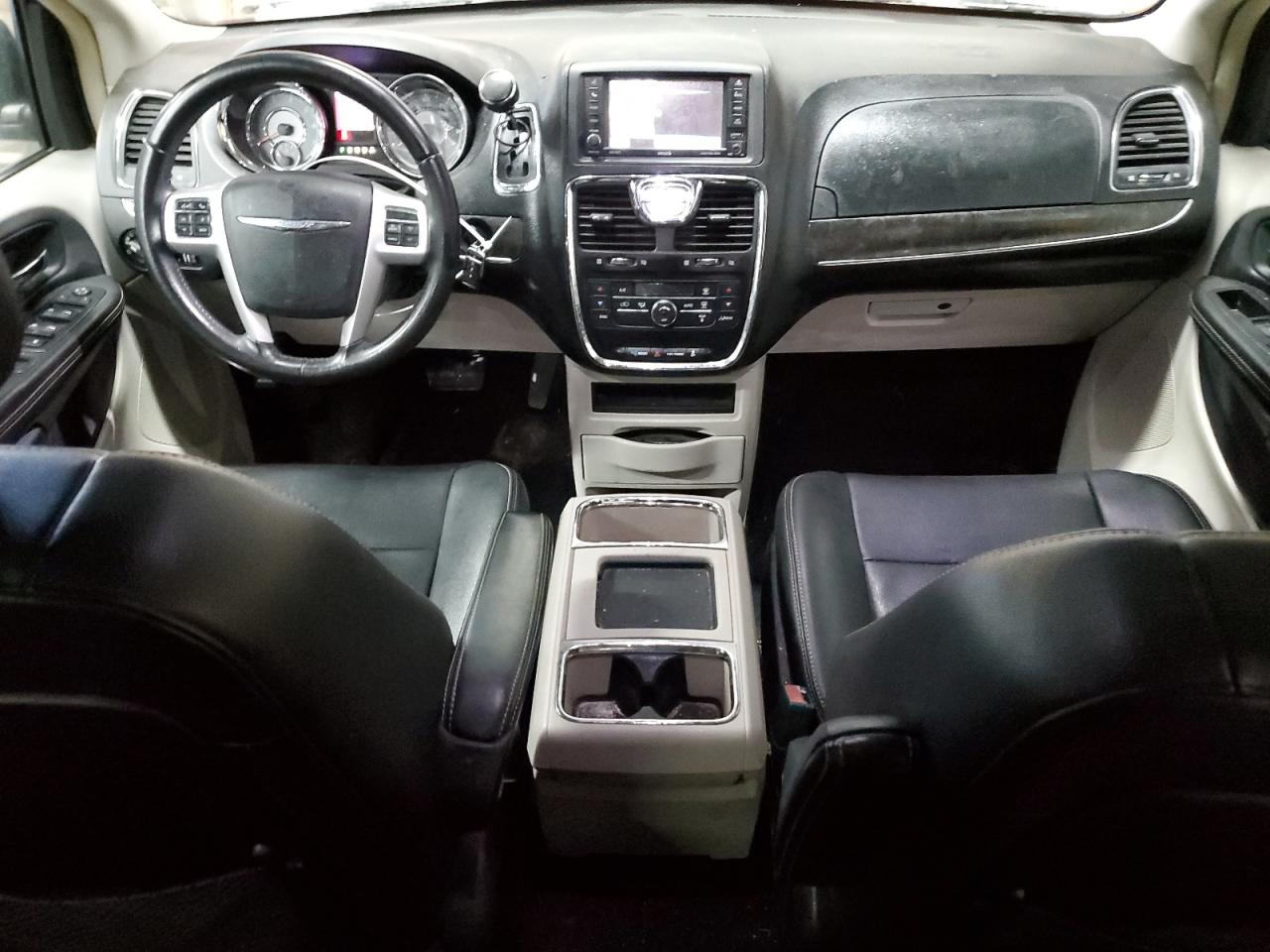2014 Chrysler Town & Country - Image 8