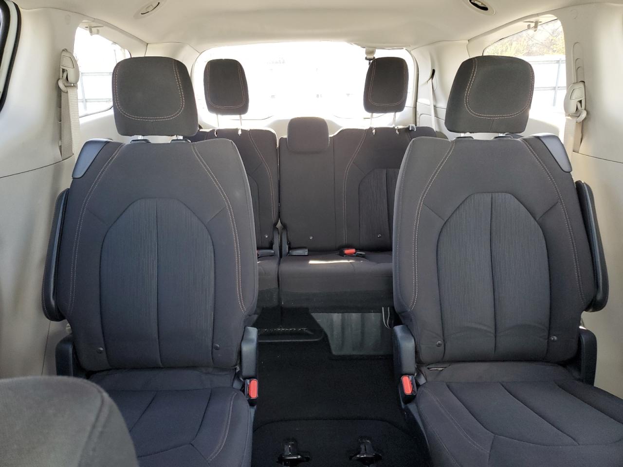 2017 Chrysler Pacifica - Image 10