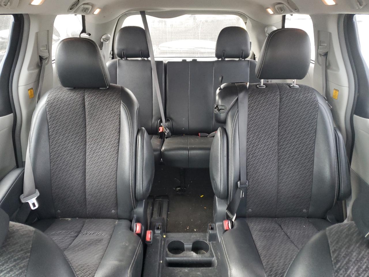 2011 Toyota Sienna - Image 10