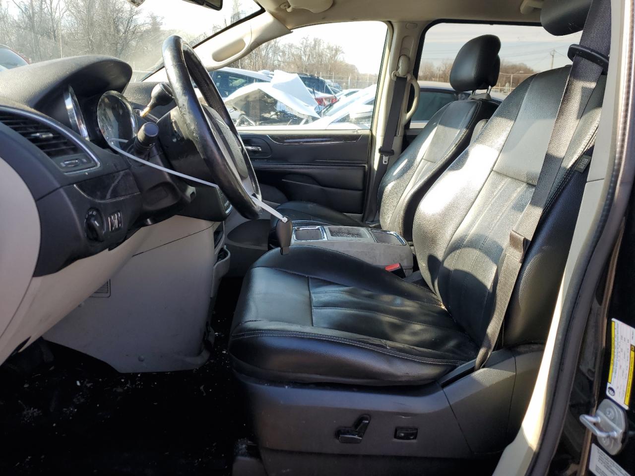 2015 Chrysler Town & Country - Image 7