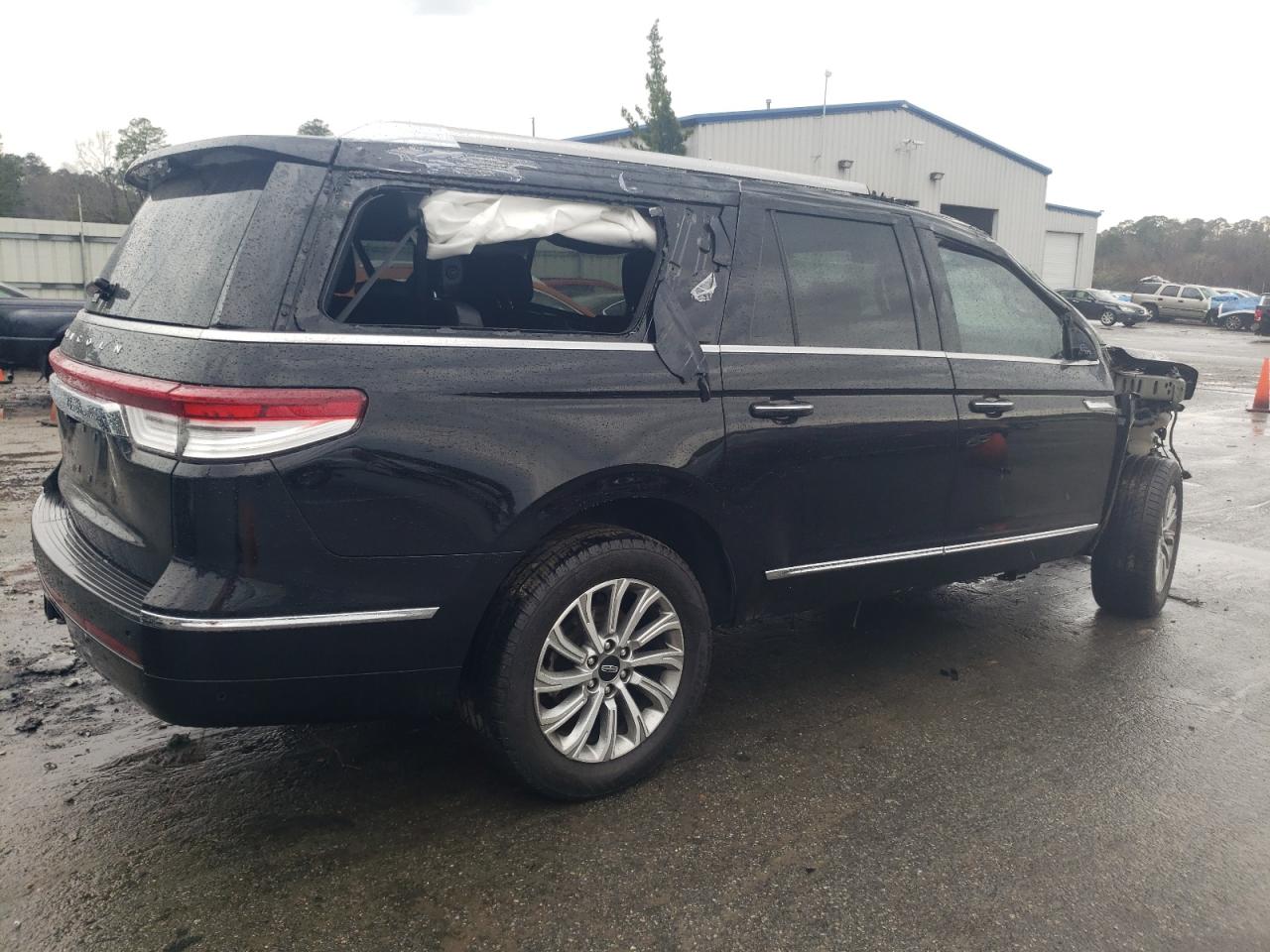 2022 Lincoln Navigator - Image 3