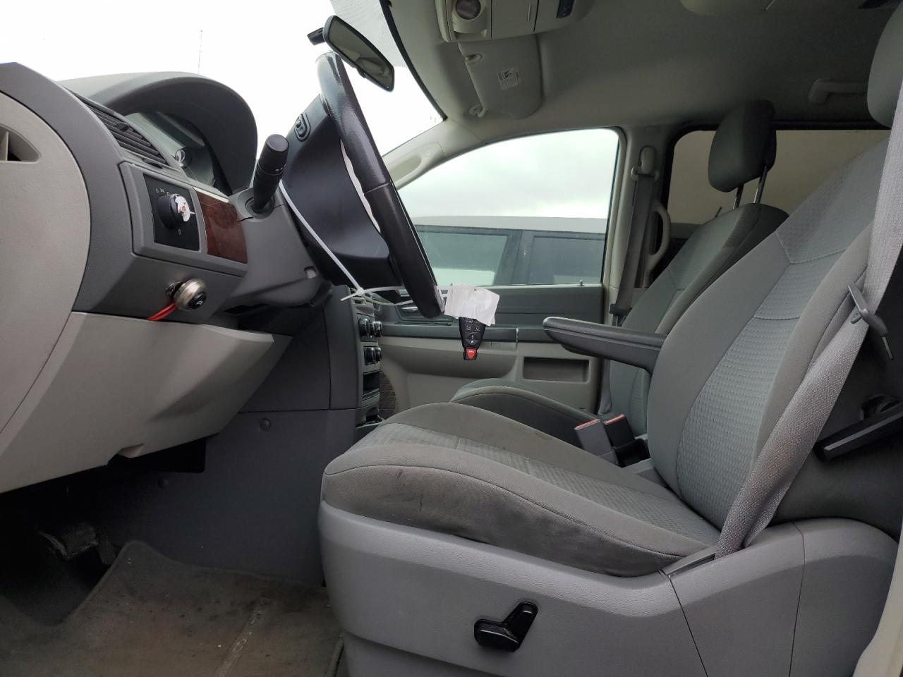 2010 Chrysler Town & Country - Image 7