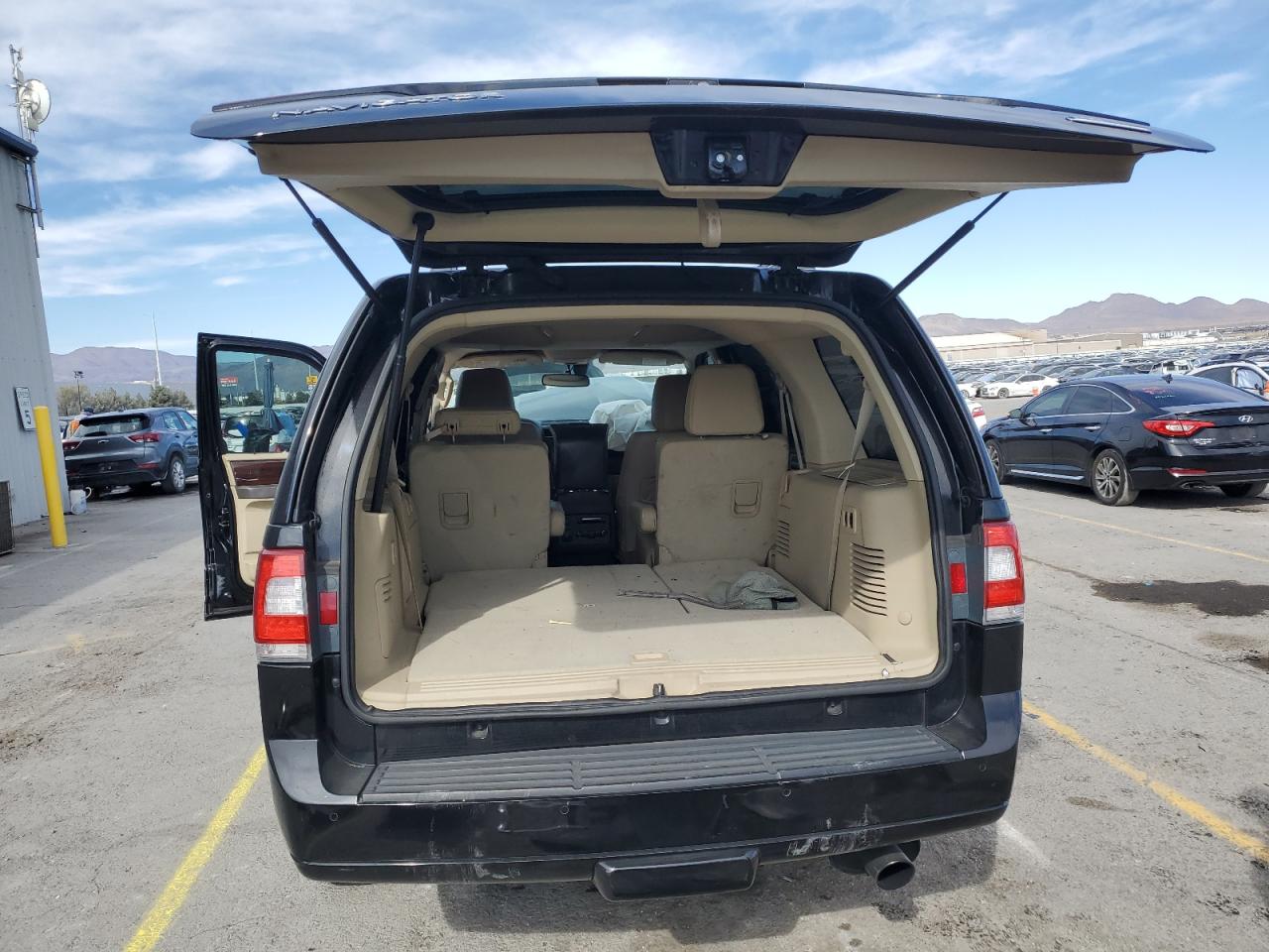 2015 Lincoln Navigator - Image 6