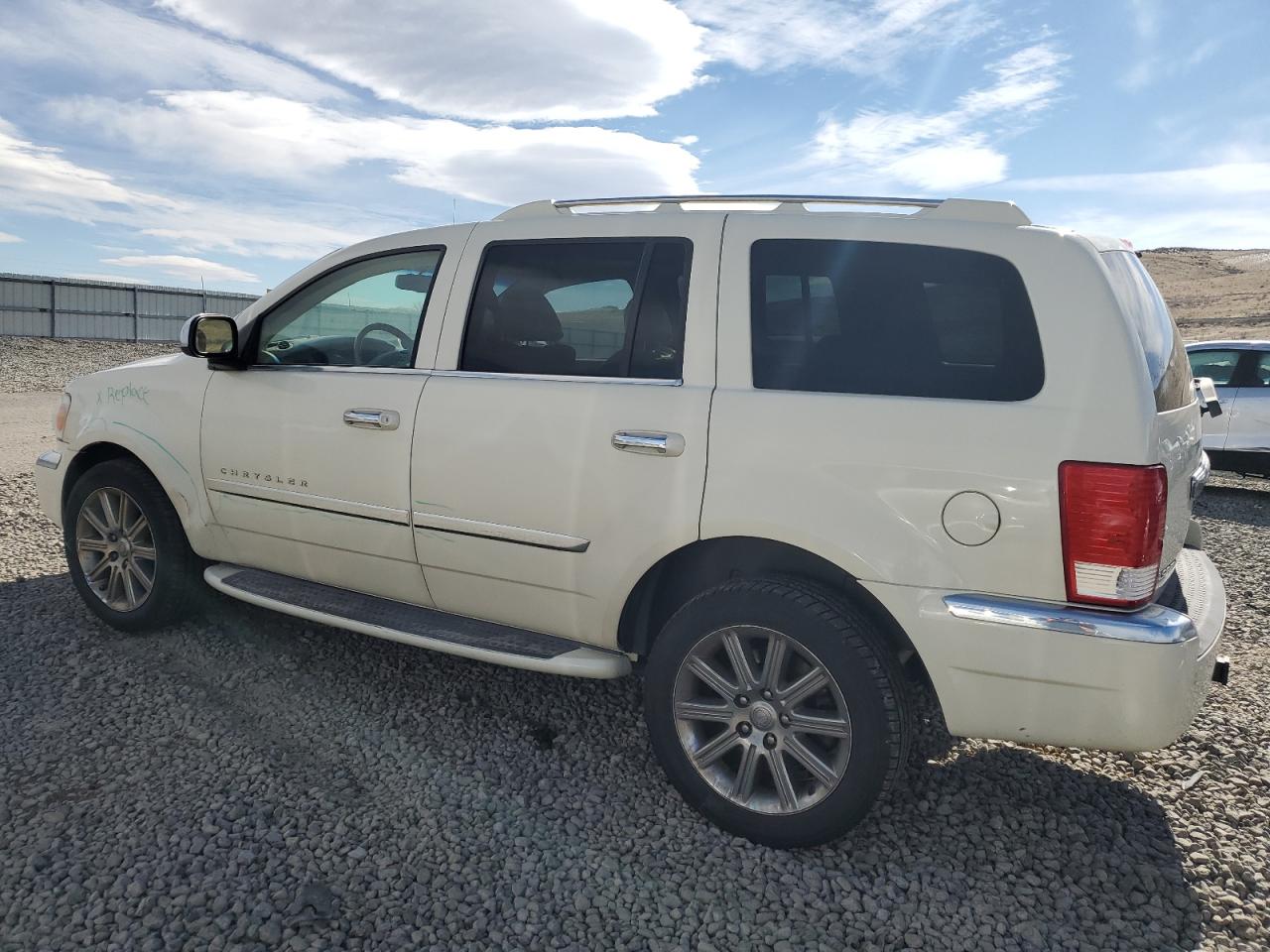 2008 Chrysler Aspen - Image 2