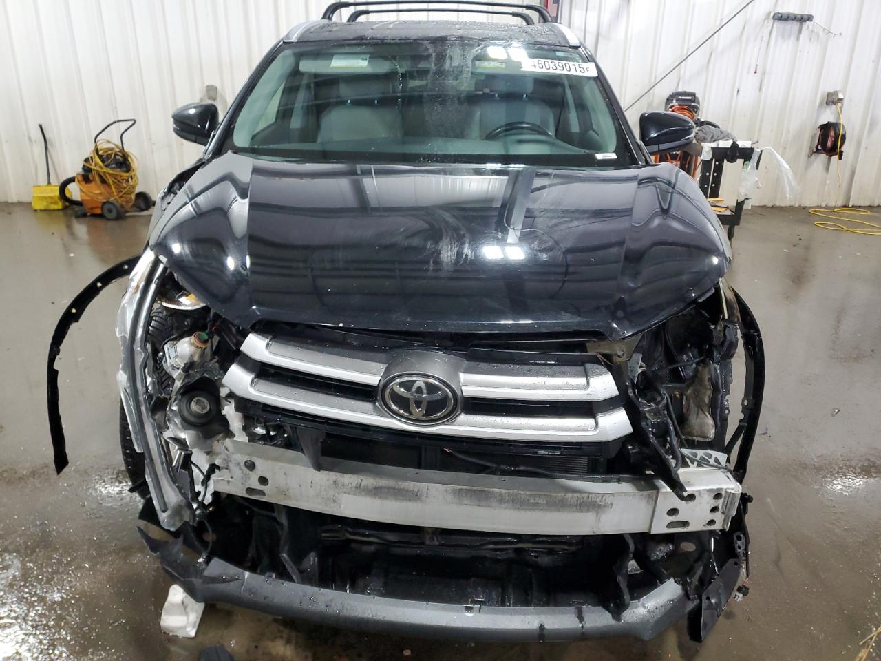 2017 Toyota Highlander - Image 5