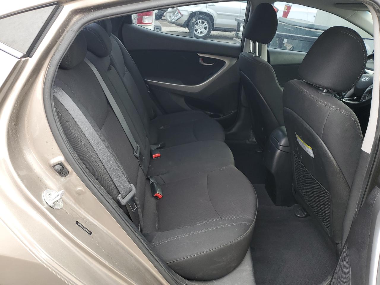 2016 Hyundai Elantra - Image 10
