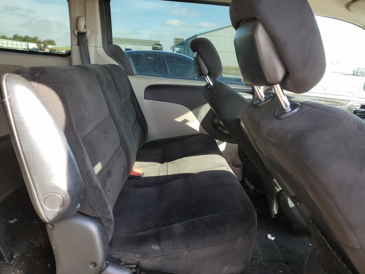 2016 Dodge Caravan - Image 11