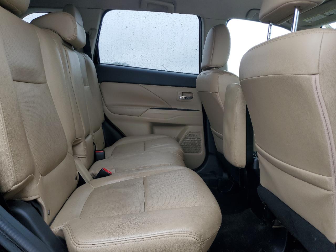2016 Mitsubishi Outlander - Image 12