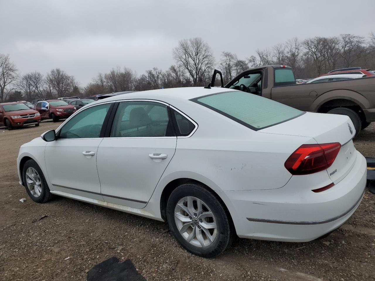 2017 Volkswagen Passat - Image 2