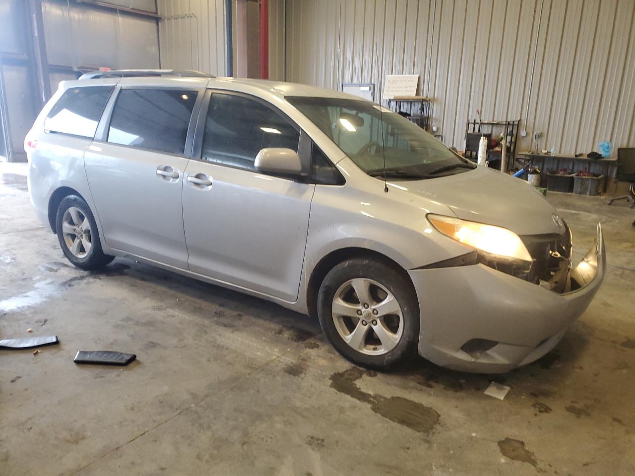 2012 Toyota Sienna - Image 4
