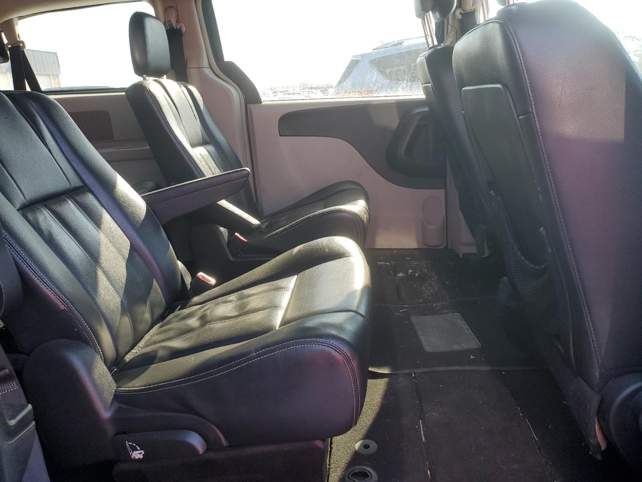 2014 Chrysler Town & Country - Image 11