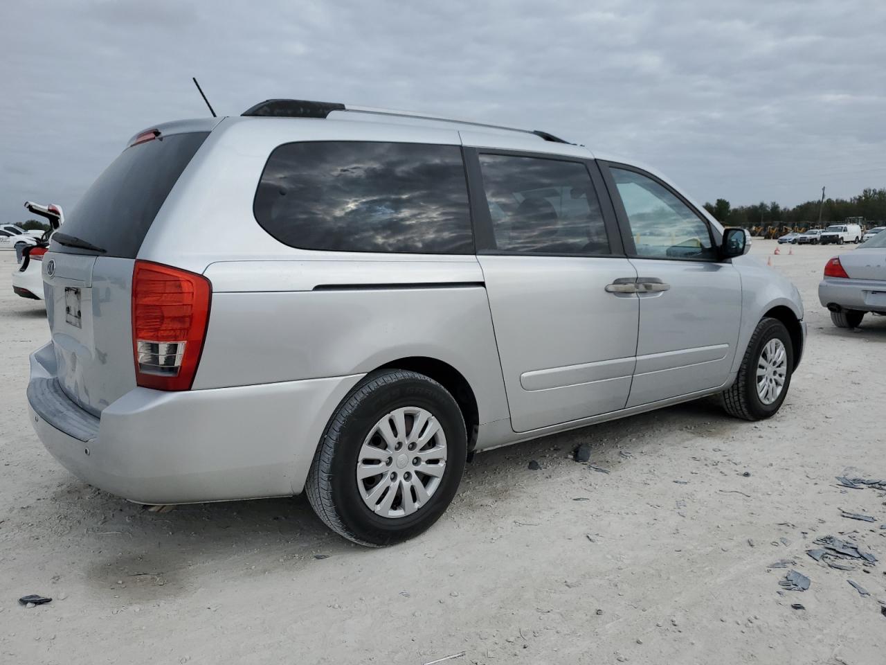 2011 Kia Sedona - Image 3