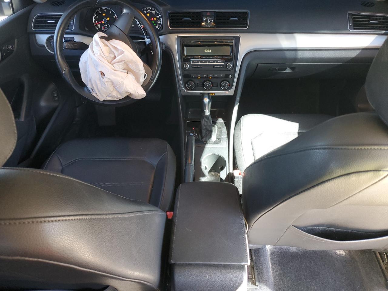 2015 Volkswagen Passat - Image 8