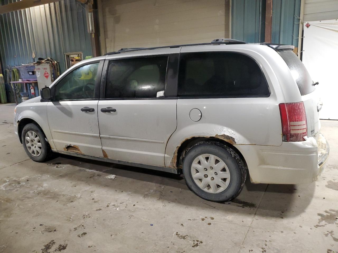 2008 Chrysler Town & Country - Image 2