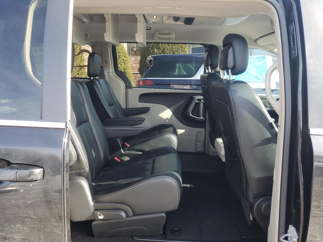 2015 Chrysler Town & Country - Image 11