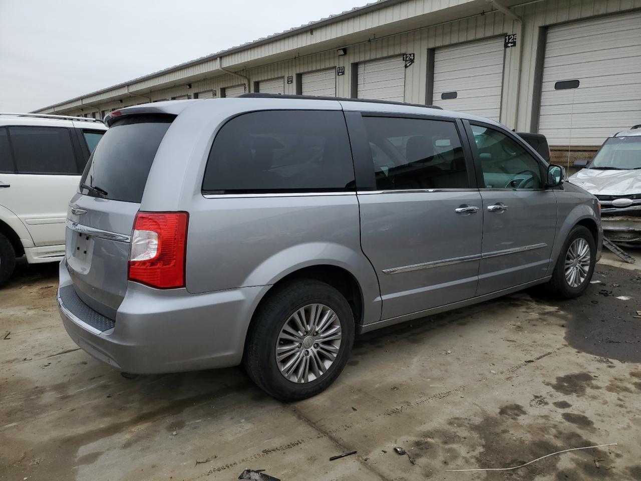 2016 Chrysler Town & Country - Image 3