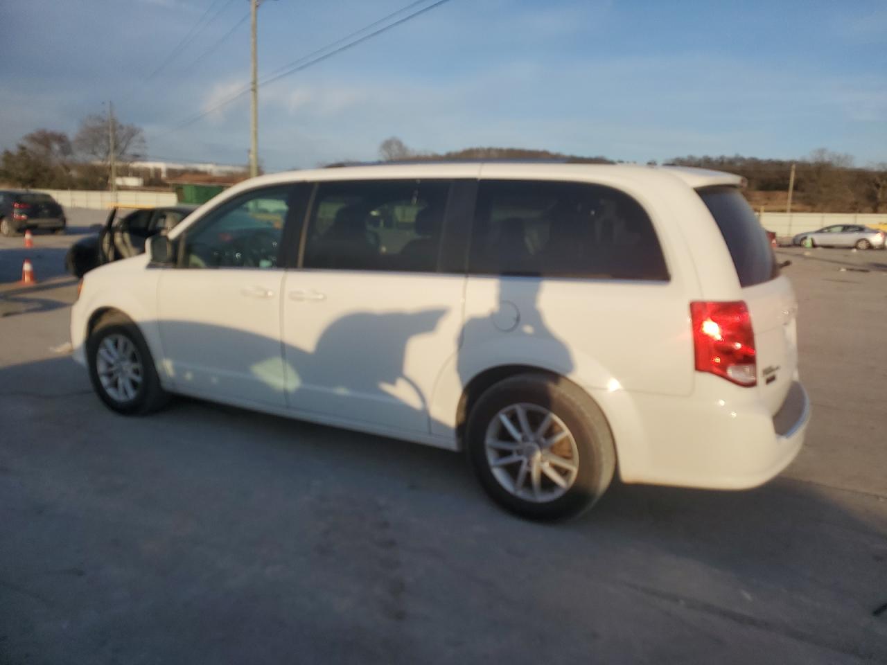 2019 Dodge Caravan - Image 2