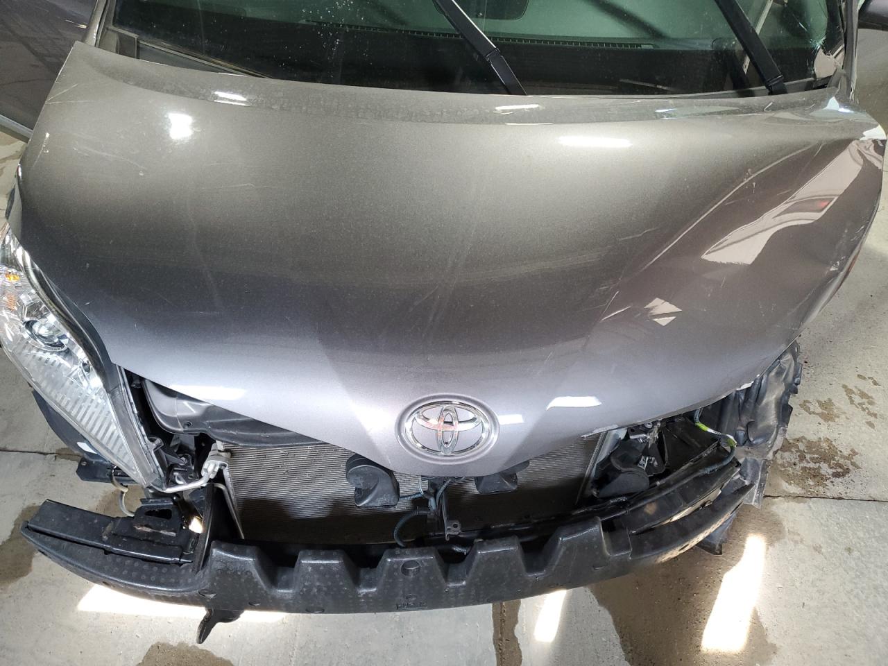 2017 Toyota Sienna - Image 13