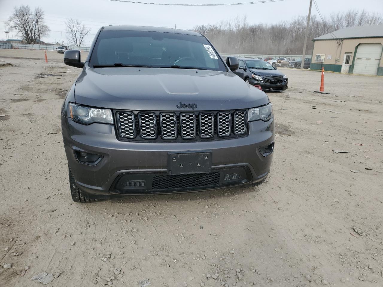 2018 Jeep Grand Cherokee - Image 5