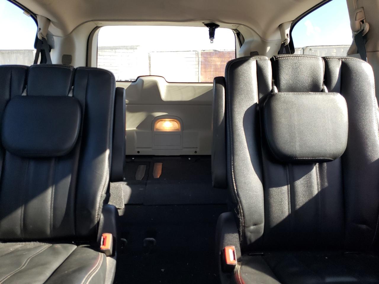 2016 Chrysler Town & Country - Image 10