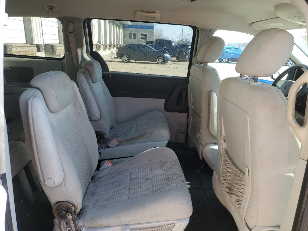 2010 Dodge Caravan - Image 11