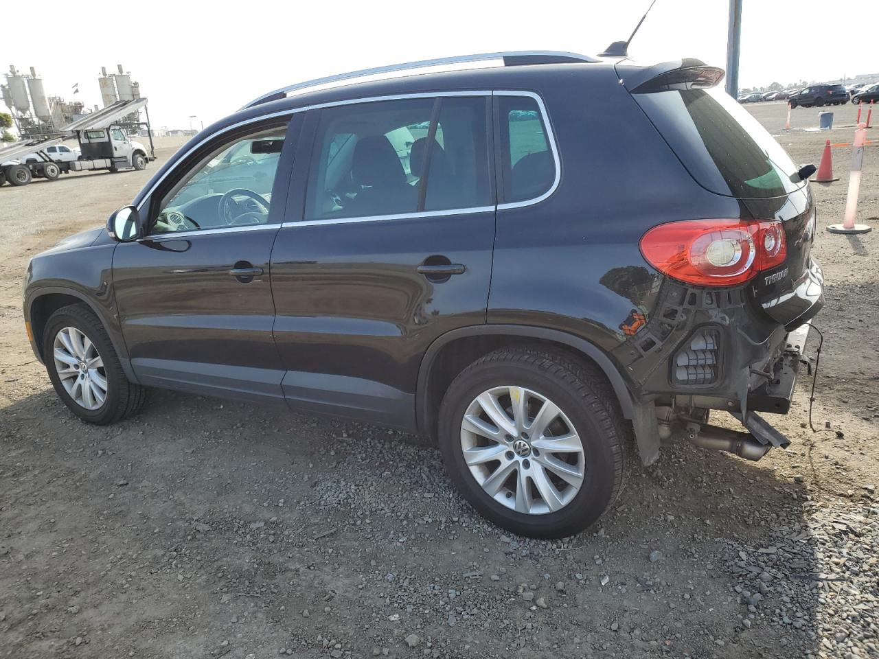 2009 Volkswagen Tiguan - Image 2