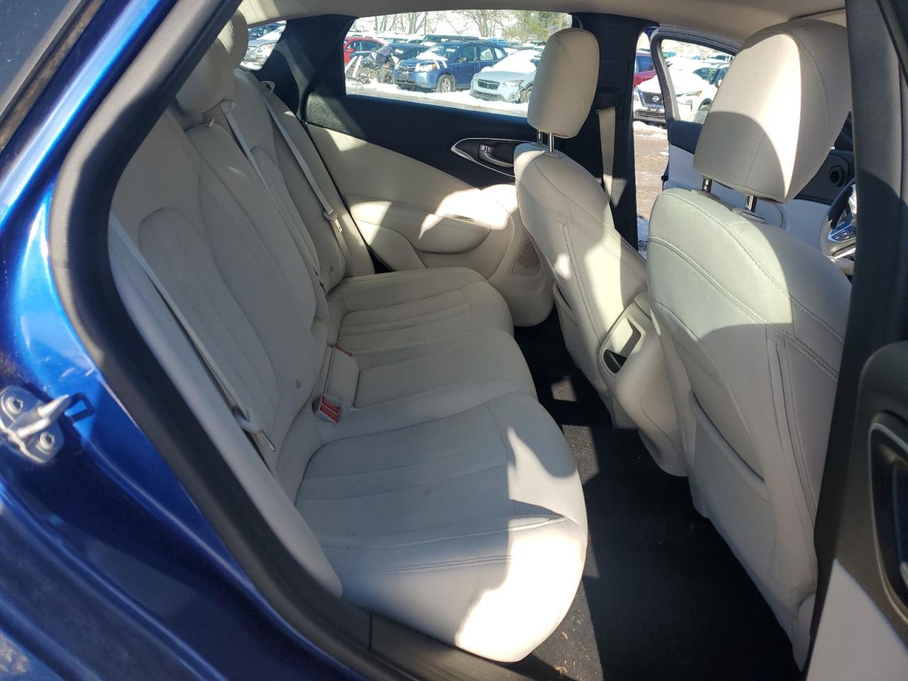 2016 Chrysler 200 - Image 10