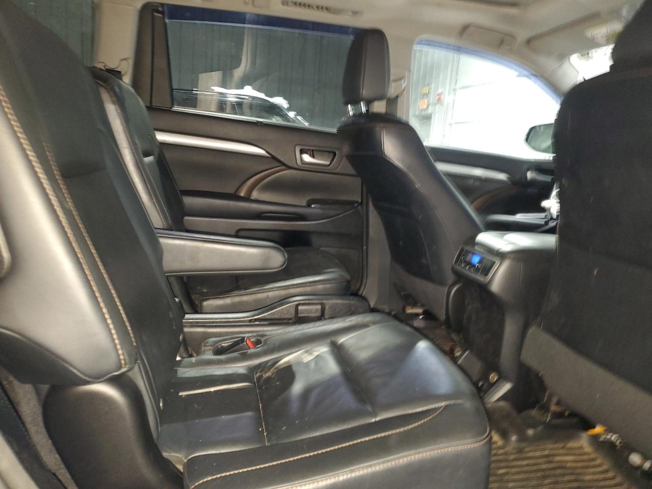 2015 Toyota Highlander - Image 11