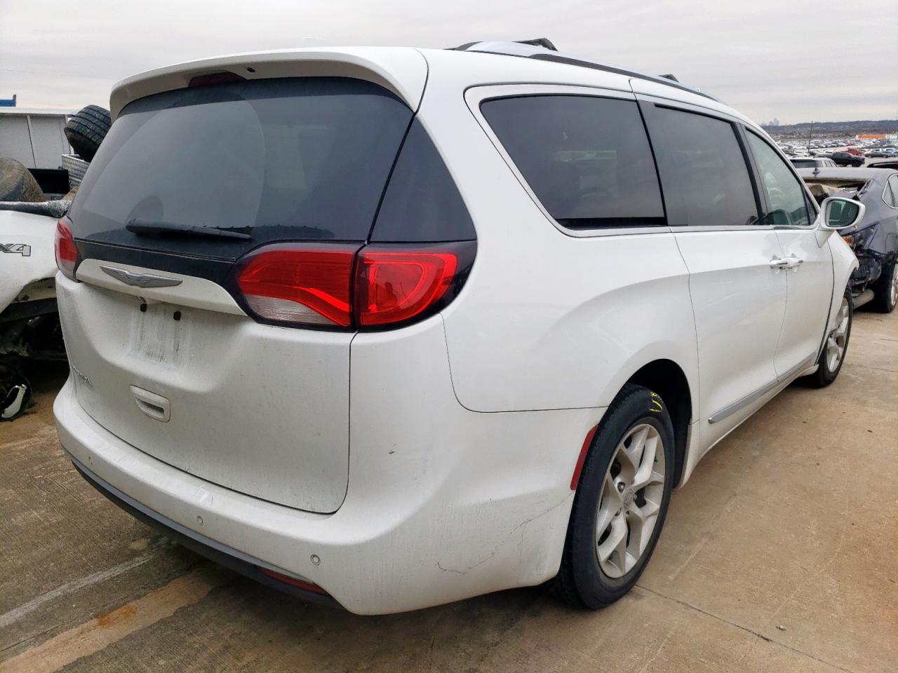 2017 Chrysler Pacifica - Image 3