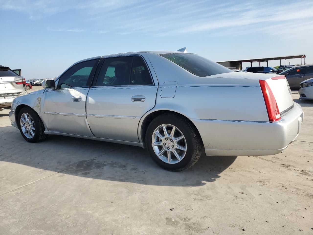 2010 Cadillac DTS - Image 2